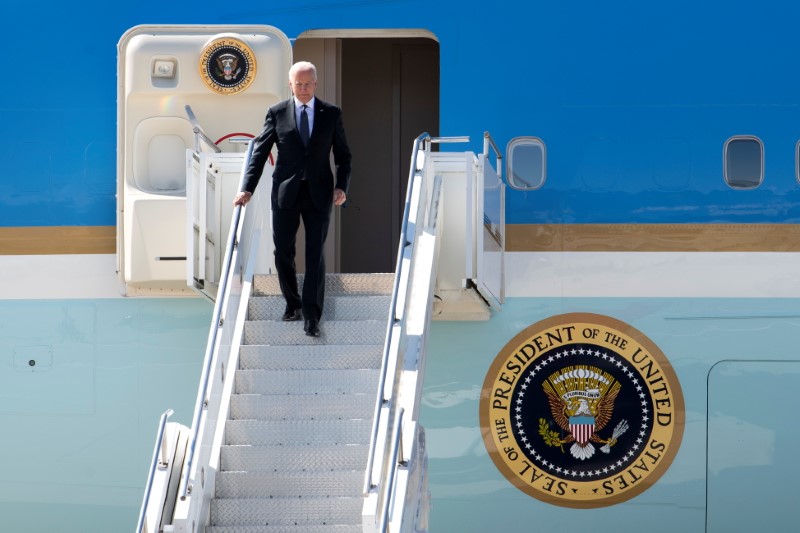 &copy; Reuters. الرئيس الأمريكي جو بايدن لدى هبوطه من طائرة الرئاسة في جنيف يوم الثلاثاء. صورة لرويترز من ممثل لوكالات الأنباء.