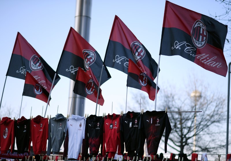 &copy; Reuters. Bandiere e divise AC Milan presso un rivenditore fuori dallo stadio San Siro di Milano. REUTERS/Daniele Mascolo