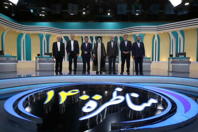 &copy; Reuters. المرشحون للرئاسة في إيران في مناظرة انتخابية في استوديو تلفزيوني بطهران يوم 12 يونيو حزيران 2021.  صورة لرويترز من وكالة أنباء غرب آسيا.