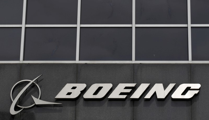 &copy; Reuters. Il logo Boeing presso la sede centrale a Chicago. REUTERS/Jim Young