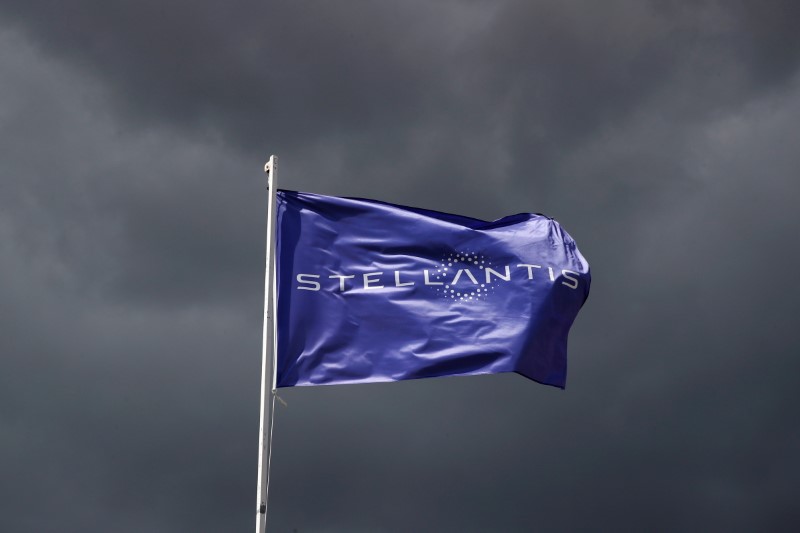 &copy; Reuters. FILE PHOTO: A flag with the logo of Stellantis is seen at the company's corporate office building in Saint-Quentin-en-Yvelines near Paris, France, May 5, 2021. REUTERS/Gonzalo Fuentes/File Photo