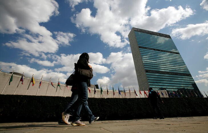 &copy; Reuters. FOTO DE ARCHIVO. Dos turistas pasan frente a la sede de las Naciones Unidas en Nueva York. REUTERS/Mike Segar