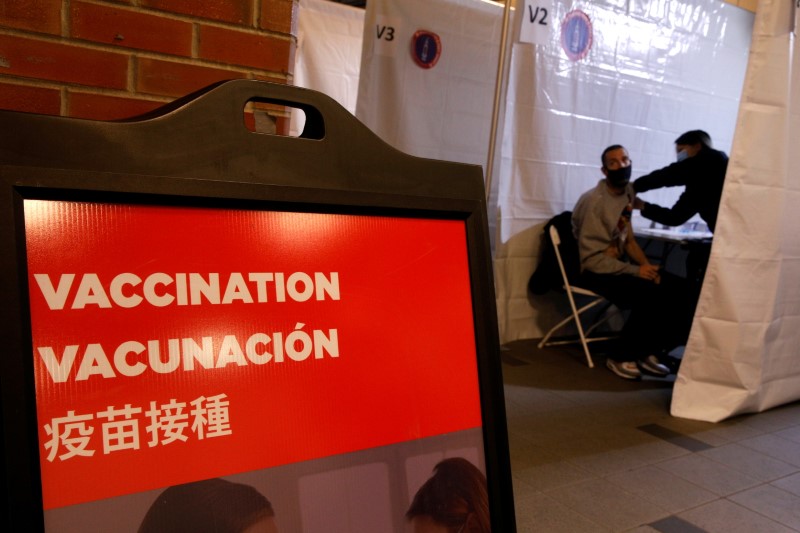 &copy; Reuters. 米ニューヨーク州のクオモ知事は１５日、同州で新型コロナウイルスワクチンを少なくとも１回接種した成人が７０％に到達したとし、飲食店や小売店などに対する残りのコロナ制限措置を
