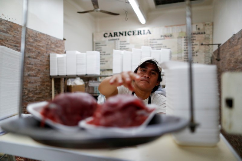 &copy; Reuters. Vendedor pesando carne em loja, em Buenos Aires, Argentina. 
20/05/2020
REUTERS/Agustin Marcarian