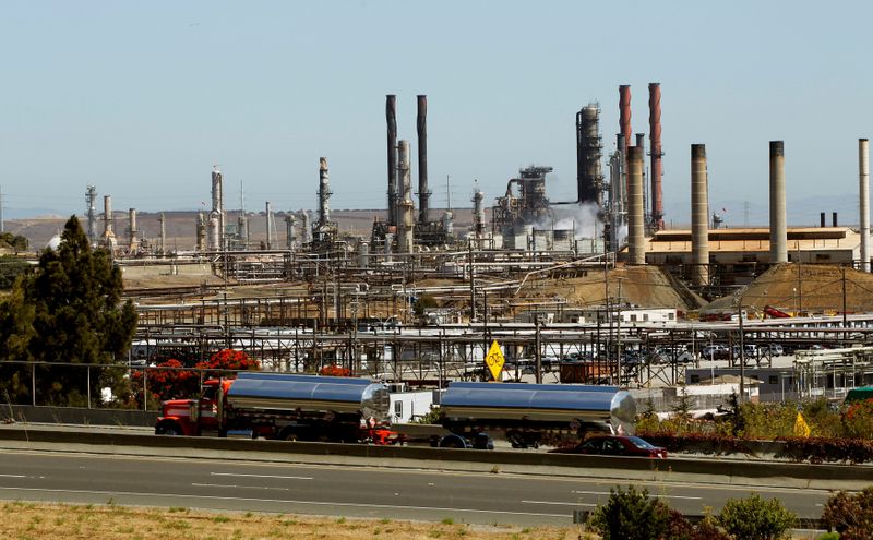 &copy; Reuters. FILE PHOTO: Chevron Corp's refinery is seen in Richmond, California, U.S. on August 7, 2012.   REUTERS/Robert Galbraith