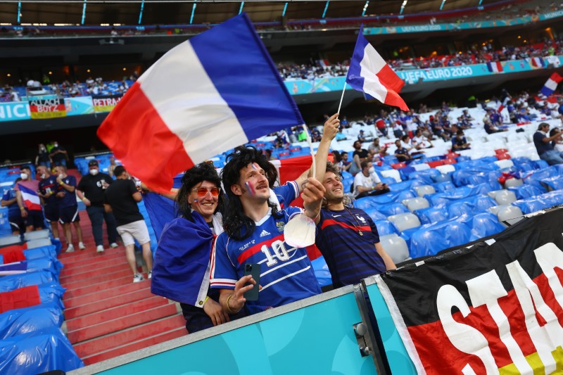 &copy; Reuters. مشجعو منتخب فرنسا يلوحون بالأعلام داخل الاستاد قبل المباراة أمام ألمانيا ألمانيا في المجموعة السادسة في بطولة أوروبا لكرة القدم يوم الثلاث