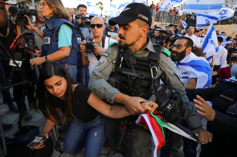 &copy; Reuters. Des milliers de nationalistes israéliens d'extrême droite ont défilé mardi à Jérusalem-Est lors d'une "Marche des drapeaux", une manifestation ayant ravivé les tensions avec les Palestiniens et représenté un premier défi pour le nouveau gouverne