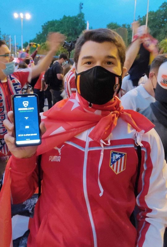 © Reuters. Torcedor do Atlético de Madri, da Espanha, mostra aplicativo do Chiliz em celular 
10/06/2021
CHILIZ/Divulgação via REUTERS