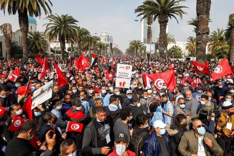 &copy; Reuters. أنصار حزب النهضة التونسي يتظاهرون ضد الرئيس قيس سعيد في العاصمة تونس يوم 27 فبراير شباط 2021. تصوير: عزيز طاهر - رويترز.