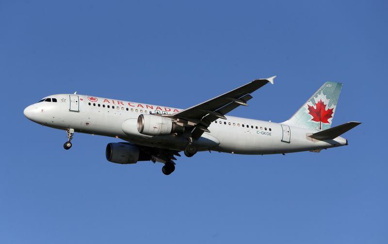 © Reuters. FILE PHOTO: An Air Canada Airbus A320-200 airplane prepares to land at Vancouver's international airport in Richmond, British Columbia, Canada, February 5, 2019. REUTERS/Ben Nelms