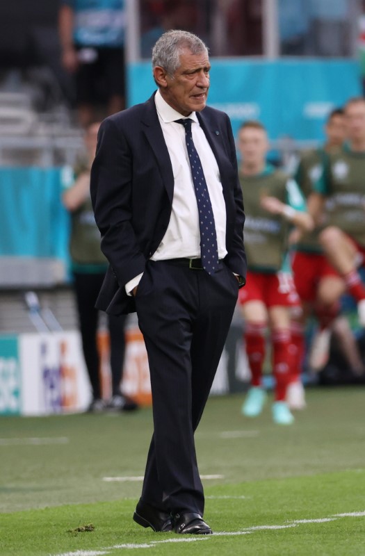 &copy; Reuters. فرناندو سانتوس مدرب منتخب البرتغال أثناء المباراة أمام المجر في مباراة بالمجموعة السادسة لبطولة أوروبا لكرة القدم يوم الثلاثاء. تصوير: برن