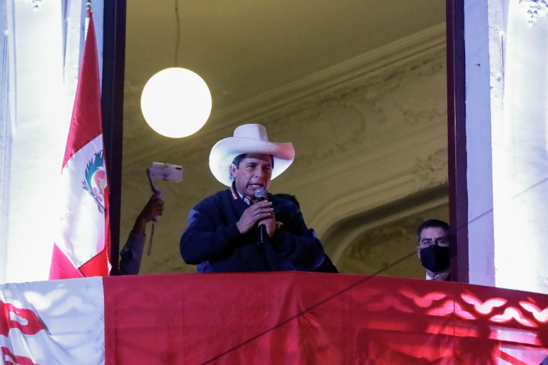 &copy; Reuters. Le socialiste Pedro Castillo (photo) était donné mardi en tête de l'élection présidentielle au Pérou avec 50,1% des voix, contre 49,9% pour sa rivale conservatrice Keiko Fujimori, après le dépouillement de l'ensemble des bulletins de vote. //Photo