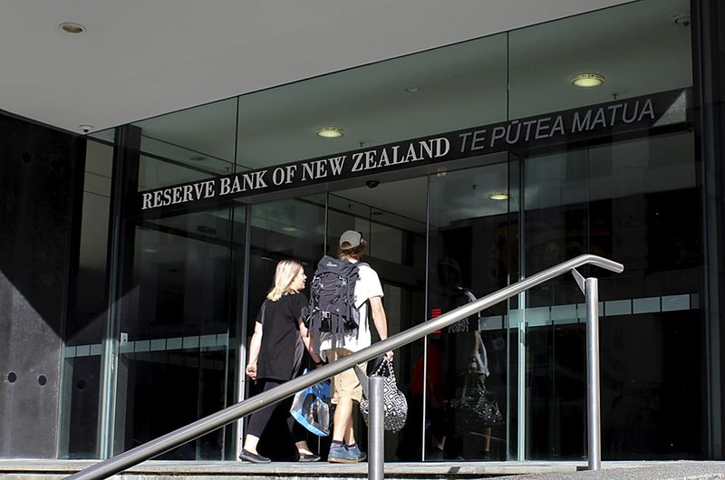 &copy; Reuters.     ニュージーランド（ＮＺ）準備銀行（中央銀行）は１６日、住宅価格を持続可能な水準に維持するため、債務返済能力に基づく制限を政策手段に追加すると表明した。写真は同中銀の建