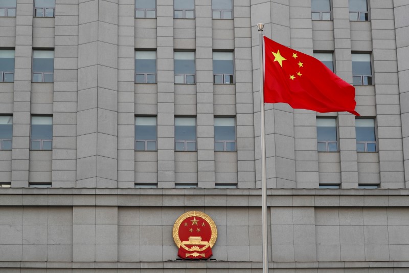 &copy; Reuters.     オーストラリアでは国民の多くが経済的に中国に依存しすぎていると考えており、モリソン政権の対中強硬策を支持していることが調査で分かった。写真は中国の国旗、北京で５月撮影
