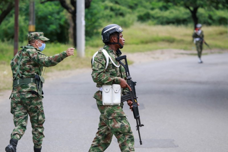 © Reuters. جنود خلال دورية حول القاعدة العسكرية التي شهدت انفجار السيارة الملغومة في كوكوتا  بكولومبيا يوم الثلاثاء. تصوير: رويترز. يحظر اعادة بيع هذه الصورة أو الاحتفاظ بها في أرشيف.
