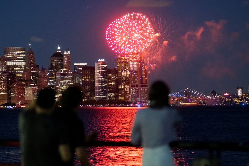 © Reuters. People watch fireworks in the New York City Harbor, as New York State celebrates reaching a 70 percent vaccination threshold for the coronavirus disease (COVID-19), as seen from Jersey City, New Jersey, U.S., June 15, 2021. REUTERS/Eduardo Munoz