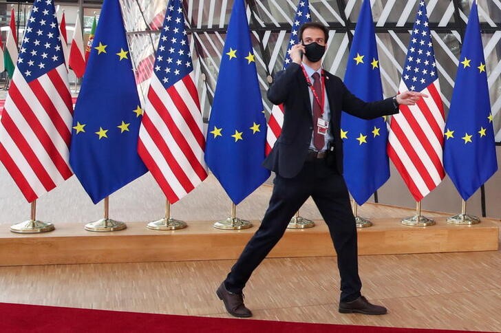 &copy; Reuters. A security guard walks near EU and U.S. flags, before the EU-US summit, in Brussels, Belgium June 15, 2021. REUTERS/Yves Herman
