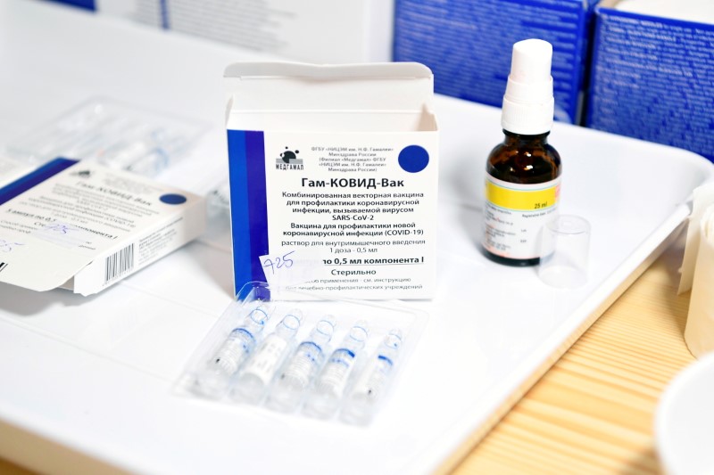 &copy; Reuters. FILE PHOTO: Doses of the Sputnik V vaccine against the coronavirus disease (COVID-19) are seen at a vaccination centre in Zilina, Slovakia June 7, 2021. REUTERS/Radovan Stoklasa/File Photo