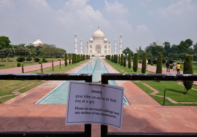 &copy; Reuters. 　６月１６日、インドで４月初めから閉鎖されていたタージマハルが再び一般開放された。昨年９月撮影（２０２１年　ロイター／Alasdair Pal）
