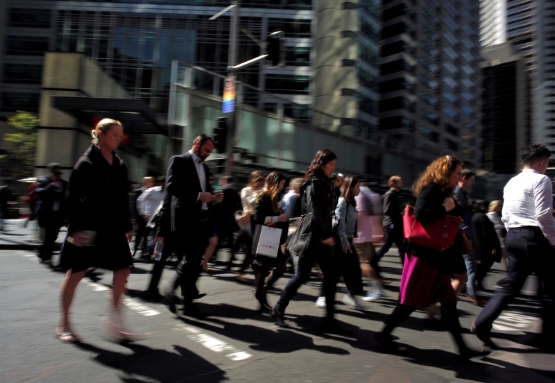 &copy; Reuters. FILE PHOTO: Office workers and shoppers walk through Sydney's central business district in Australia, September 7, 2016.   REUTERS/Jason Reed/File Photo