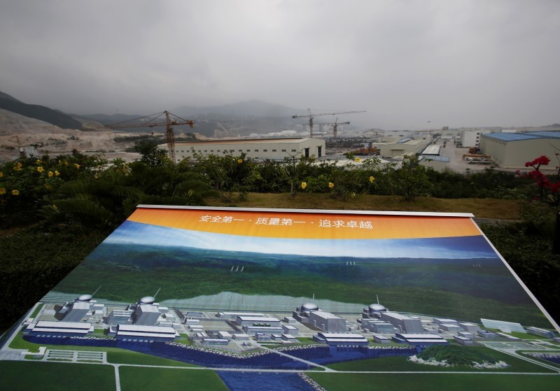 &copy; Reuters. FOTO DE ARCHIVO: Una impresión de la central nuclear de Taishan, que será operada por China Guangdong Nuclear Power (CGN), se muestra en una plataforma de observación con vistas al sitio de construcción en Taishan, provincia de Guangdong, 17 de octubr