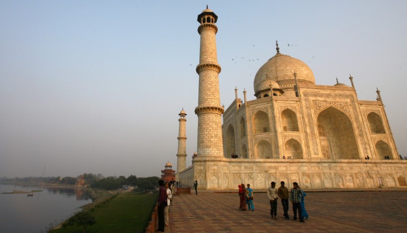 &copy; Reuters. L'Inde a annoncé mercredi la réouverture de son principal site touristique, le Taj Mahal, alors que le pays prévoit de lever les restrictions sanitaires pour tenter de revitaliser l'économie tout en se remettant péniblement d'une deuxième vague dév