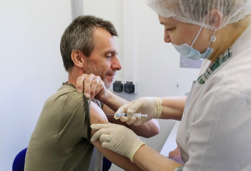 &copy; Reuters. Les autorités de Moscou vont rendre obligatoire la vaccination contre le COVID-19 pour 60% des salariés du secteur des services, selon un décret publié mercredi, alors que le nombre de nouveaux cas de contamination au coronavirus continue d'augmenter 