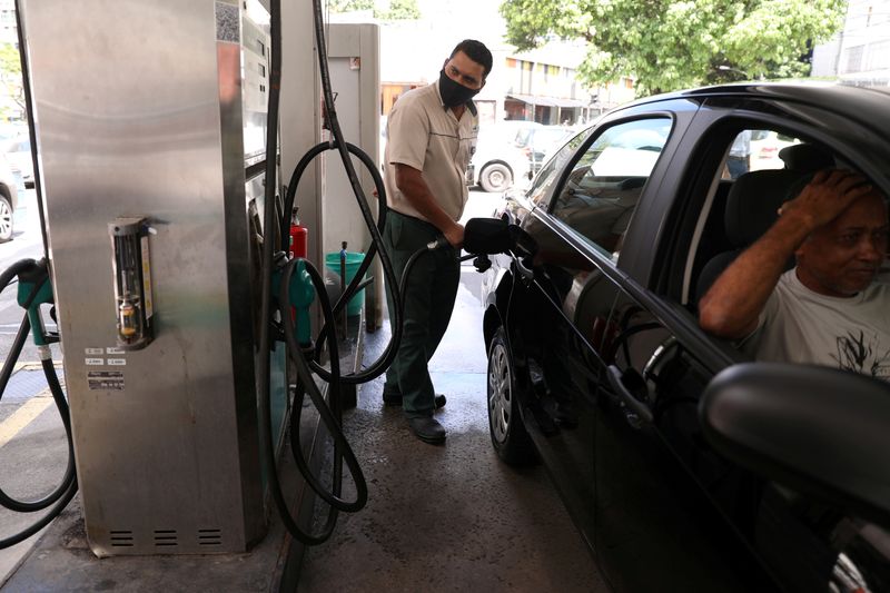 &copy; Reuters. Frentista abastece carro em posto de combustível no Rio de Janeiro
10/03/2021 REUTERS/Pilar Olivares