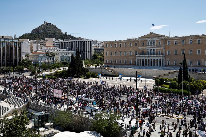 &copy; Reuters. Pour la deuxième fois en une semaine, le personnel des transports publics d'Athènes s'est mis en grève ce mercredi pour manifester contre un projet gouvernemental de réforme du code du travail en Grèce. /Photo prise le 16 juin 2021/REUTERS/Alkis Kons