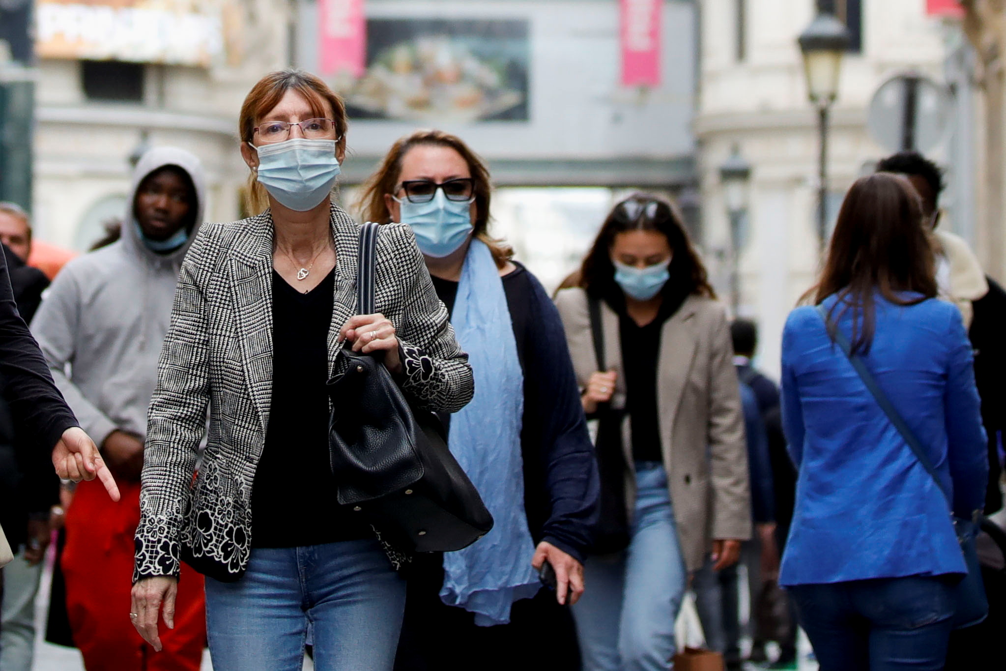 France: Le couvre-feu prendra fin dimanche, le port du masque assoupli