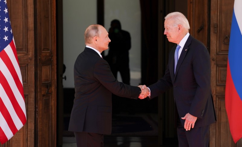 © Reuters. الرئيس الأمريكي جو بايدن (إلى اليمين) يصافح نظيره الروسي فلاديمير بوتين في بداية قمة تجمعهما في جنيف يوم الأربعاء. تصوير: كيفن لامارك - رويترز.