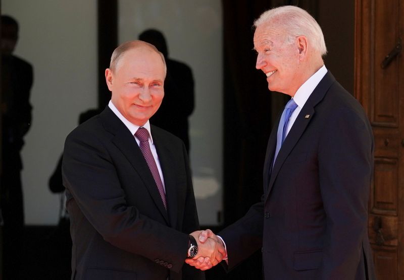 © Reuters. U.S. President Joe Biden and Russia's President Vladimir Putin shake hands as they arrive for the U.S.-Russia summit at Villa La Grange in Geneva, Switzerland, June 16, 2021. REUTERS/Kevin Lamarque