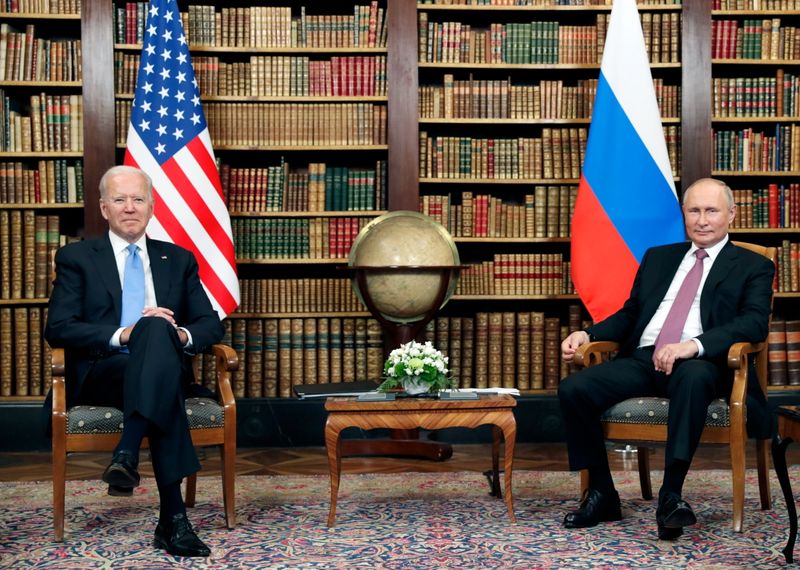 &copy; Reuters. الرئيس الروسي فلاديمير بوتين (إلى اليمين) ونظيره الأمريكي جو بايدن خلال قمة تجمعهما في في فيلا لا جرانج بجنيف يوم الأربعاء. صورة حصلت عليها ر