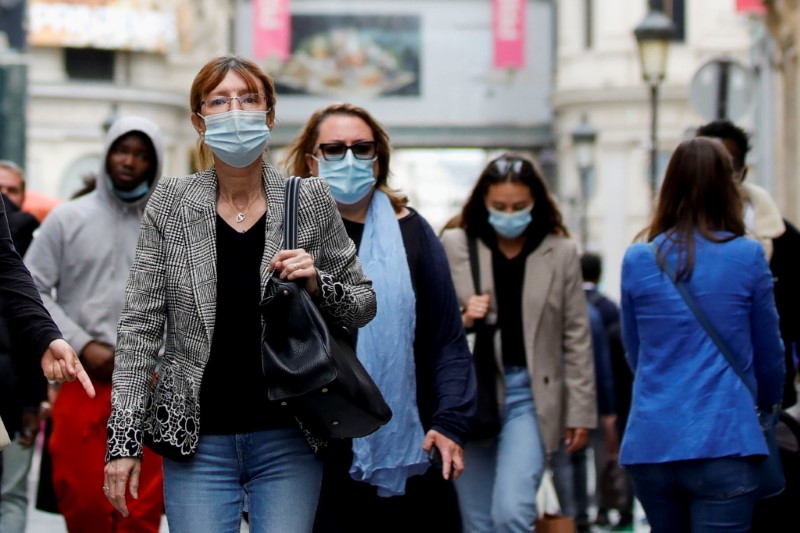 &copy; Reuters. أشخاص يضعون كمامات يسيرون في أحد شواع باريس يوم 27 مايو أيار 2021. تصوير: سارة ميسونييه - رويترز