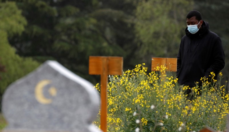 &copy; Reuters. الفرنسي المسلم مامادو دياجوراجا يزور قبر والده الذي توفي بسبب الإصابة بفيروس كورونا خلال مقابلة مع رويترز يوم السادس من مايو أيار 2021. تصوير: