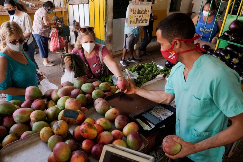 &copy; Reuters. People buy mangos in a public market in Havana, Cuba, June 12, 2021. Picture taken on June 12, 2021. REUTERS/Alexandre Meneghini