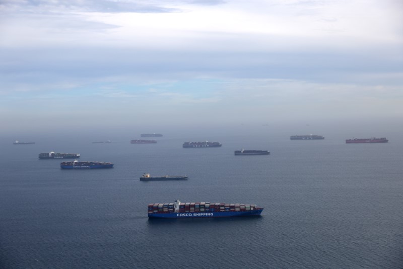 &copy; Reuters. Navios e petroleiros aguardam no oceano no Porto de Long Beach, EUA April 7, 2021. REUTERS/Lucy Nicholson