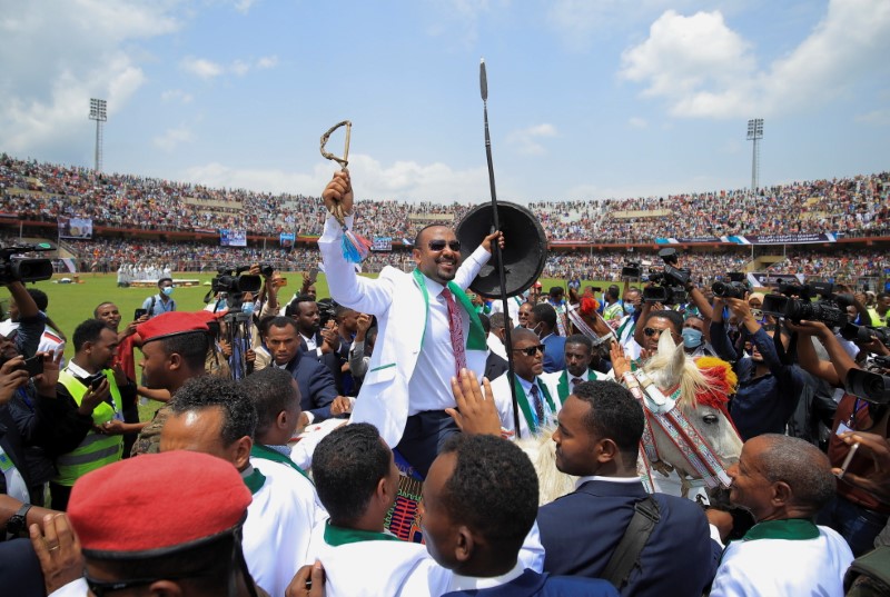 &copy; Reuters. رئيس الوزراء الإثيوبي أبي أحمد لدى حضوره أخر لقاء شعبي في حملته الانتخابية في جيما يوم الأربعاء. تصوير: تيكسا نيجري - رويترز