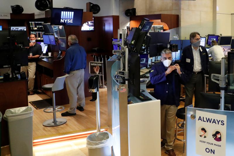 &copy; Reuters. متعاملون يضعون كمامات في بورصة نيويورك بصورة من أرشيف رويترز.