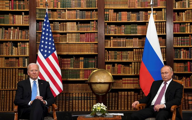 &copy; Reuters. الرئيس الروسي فلاديمير بوتين (إلى اليمين) ونظيره الأمريكي جو بايدن خلال قمة تجمعهما في فيلا لا جرانج بجنيف يوم الأربعاء. تصوير: كيفن لامارك - 