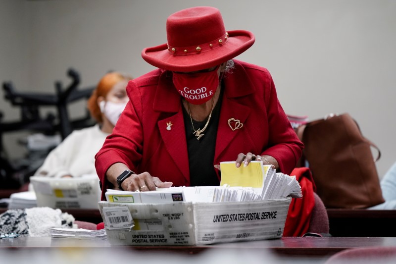 &copy; Reuters. مسؤول انتخابي أمريكي بولاية جورجيا في صورة من أرشيف رويترز.