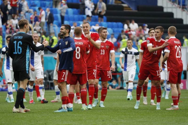 &copy; Reuters. لاعبو روسيا يحتفلون بالفوز على فنلندا في بطولة أوروبا 2020 لكرة القدم يوم الأربعاء. صورة لرويترز من ممثل لوكالات الأنباء.