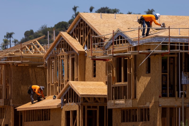 &copy; Reuters. ５月の米住宅着工件数は年率換算で前月比３．６％増の１５７万２０００戸となり、４月の減少から持ち直した。写真は６月３日、米カリフォルニア州で撮影（２０２１年　ロイター／Mike B