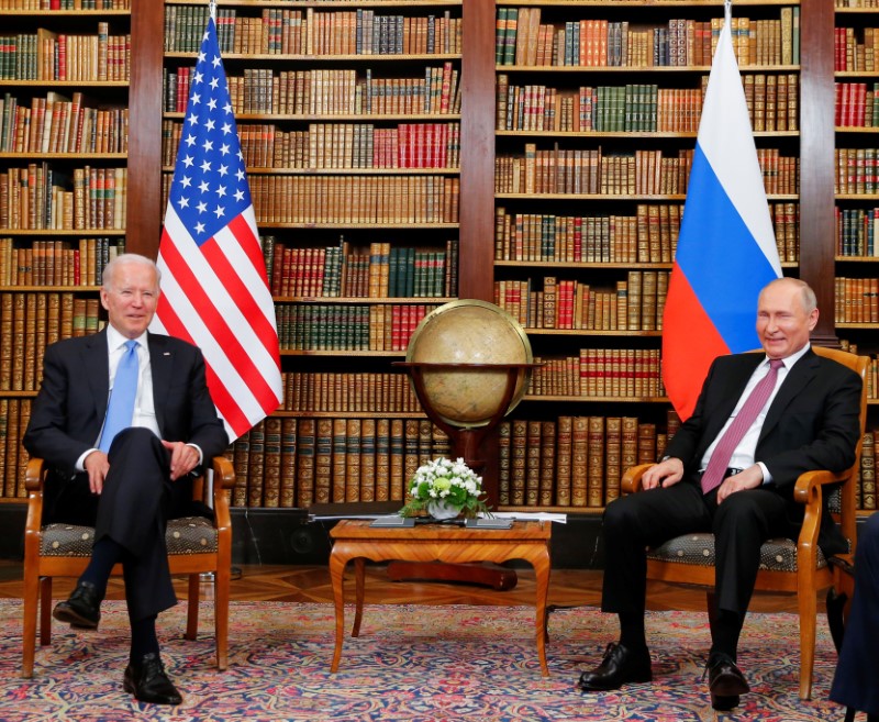 © Reuters. الرئيس الروسي فلاديمير بوتين (إلى اليمين) ونظيره الأمريكي جو بايدن خلال قمة تجمعهما في فيلا لا جرانج بجنيف يوم الأربعاء. صورة حصلت عليها رويترز من ممثل عن وكالات الأنباء.