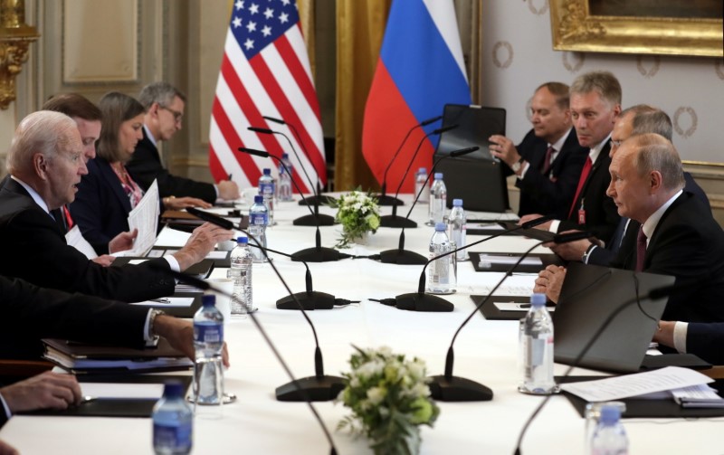 © Reuters. U.S. President Joe Biden and Russia's President Vladimir Putin meet for the U.S.-Russia summit at Villa La Grange in Geneva, Switzerland June 16, 2021. Sputnik/Mikhail Metzel/Pool via REUTERS