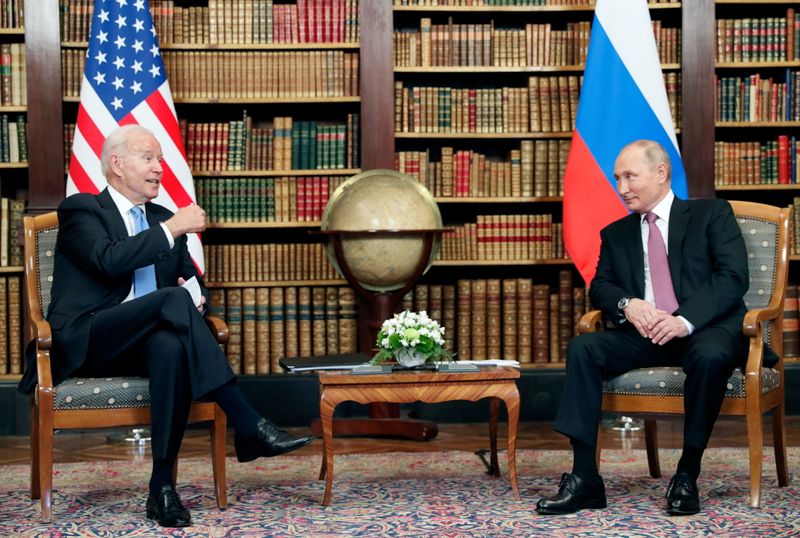 &copy; Reuters. バイデン米大統領とロシアのプーチン大統領が、ジュネーブで首脳会談を行った。６月１６日撮影（２０２１年　ロイター／Sputnik/Mikhail Metzel/Pool via REUTERS）