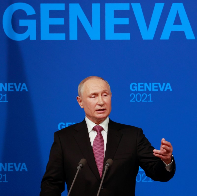 &copy; Reuters. الرئيس الروسي فلاديمير بوتين يتحدث خلال مؤتمر صحفي عقب قمة جمعته بنظيره الأمريكي جو بايدن في جنيف يوم الأربعاء. صورة حصلت عليها رويترز من مم