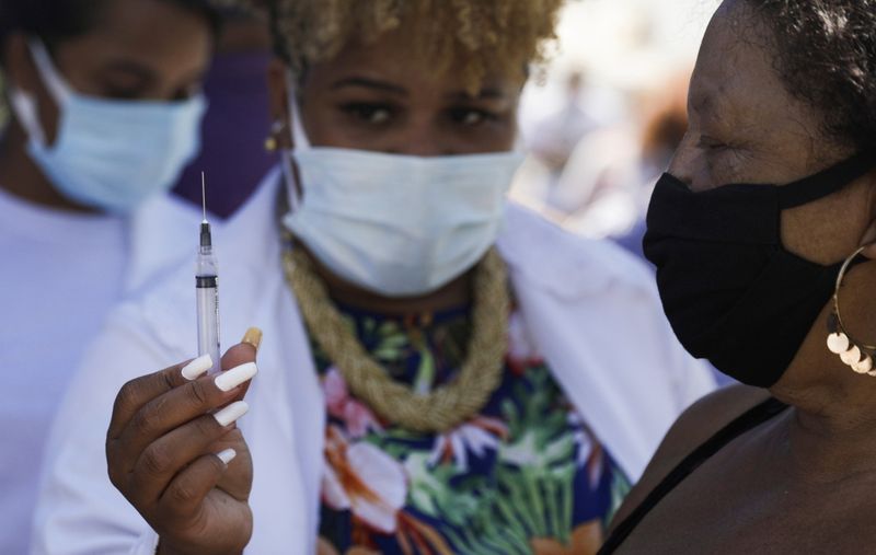 &copy; Reuters. Vacinação com a CoronaVac em Duque de Caxias, Rio de Janeiro
29/3/2021 REUTERS/Ricardo Moraes