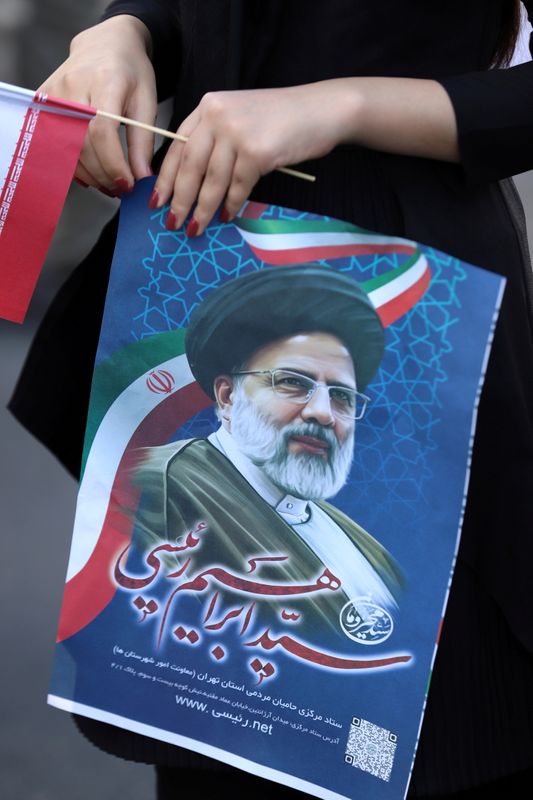 &copy; Reuters. امرأة تحمل صورة للمرشح إبراهيم رئيسي تأييدا له في الانتخابات الرئاسية الإيرانية في طهران يوم 11 يونيو حزيران 2021. صورة حصلت عليها رويترز من وك