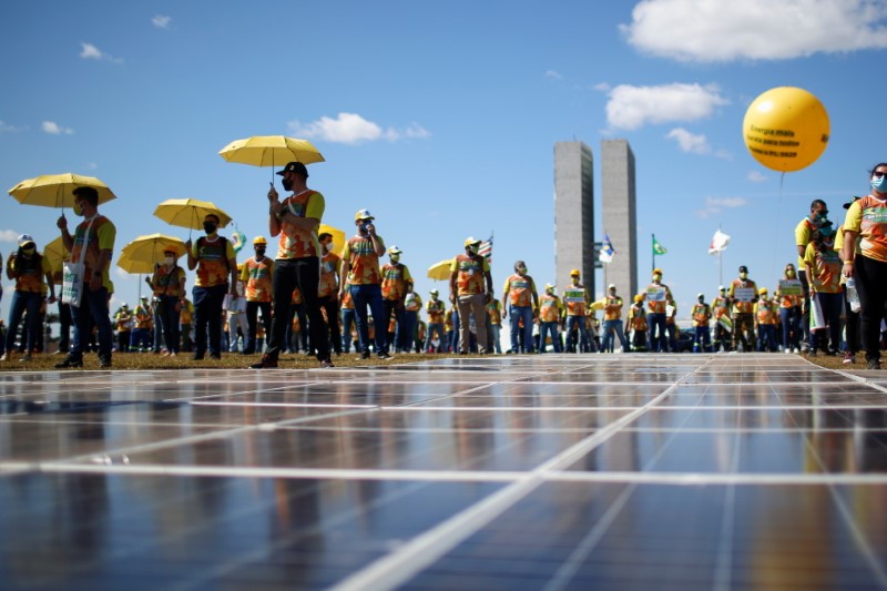 &copy; Reuters. Manifestantes em evento em Brasília pedindo aumento no uso de energia solar
8/06/2021
REUTERS/Adriano Machado